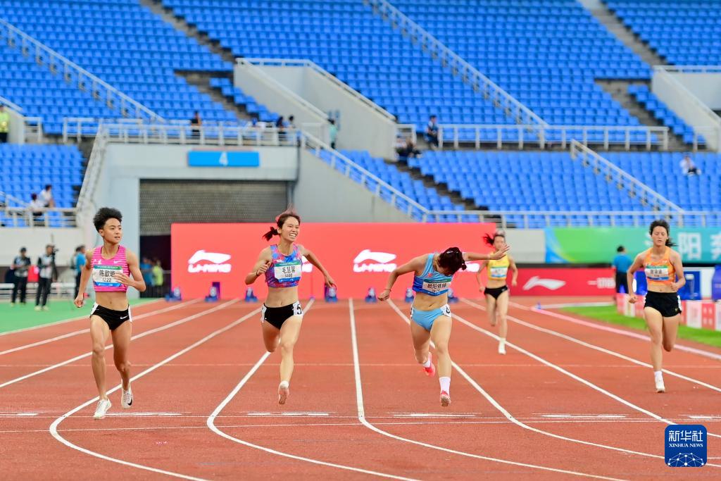 第一届全国, 女子, 新华社记者 第一届全国, 女子, 新华社记者